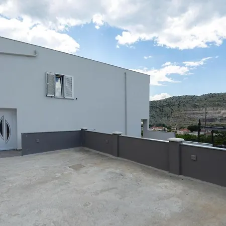 Cozy In With House A Panoramic View Holiday home Srinjine