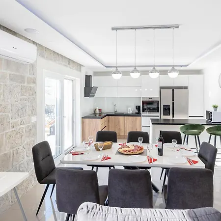 Cozy In With House A Panoramic View Holiday home Srinjine